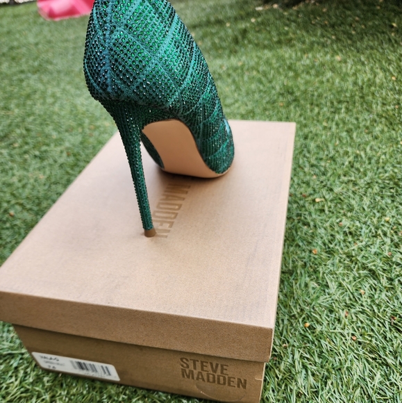 Women Heels - Picture 3 of 7